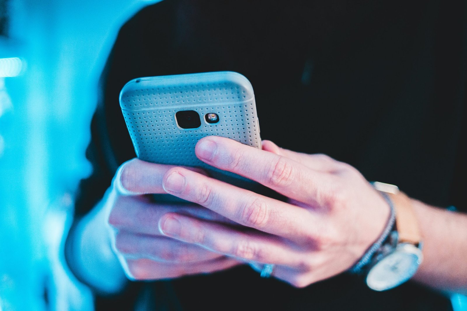 How can you protect data on a mobile device